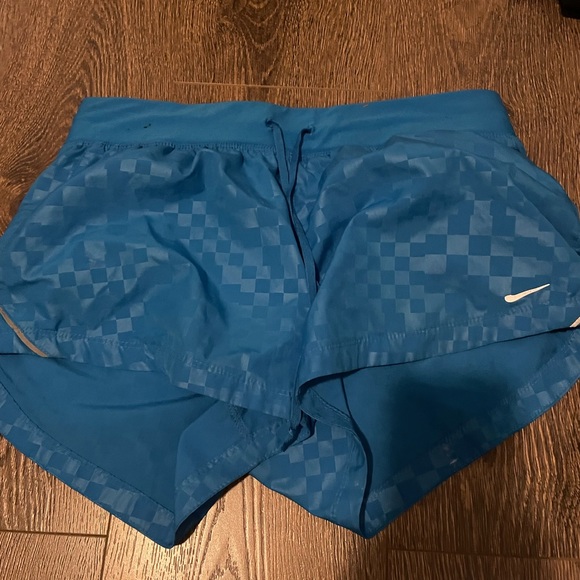 Nike shorts size medium - Picture 2 of 2